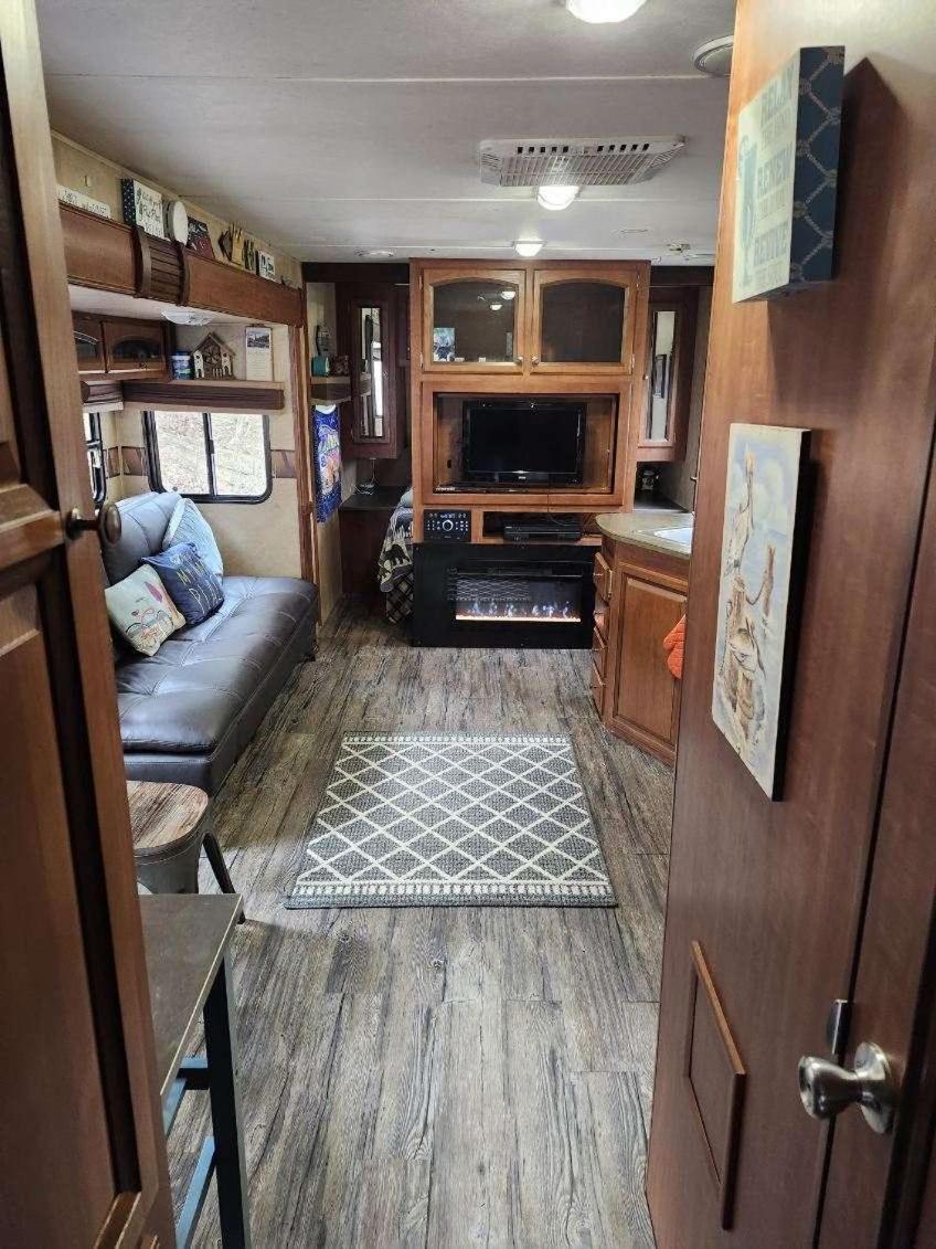Rv Adventure Roscoe Pet Friendly Hotel Exterior photo